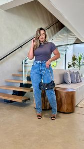 Modelo usando calça jeans mom Lais da loja Daniele Fazan
