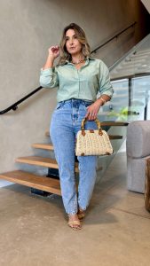 Modelo usando calça jeans mom Lorena da loja Daniele Fazan