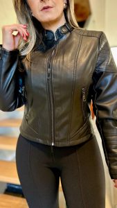 Jaqueta feminina de couro sintético preta modelo Carla com zíper frontal e gola estruturada