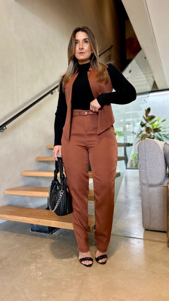 Conjunto feminino de alfaiataria com colete e calça na cor telha, modelo Lika, com cinto na cintura