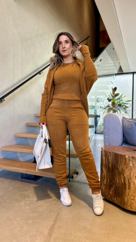 Conjunto feminino de tricot com três peças na cor terra, modelo Tainá, com calça, blusa e colete