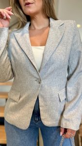 Blazer cinza com ombreira da marca Daniele Fazan