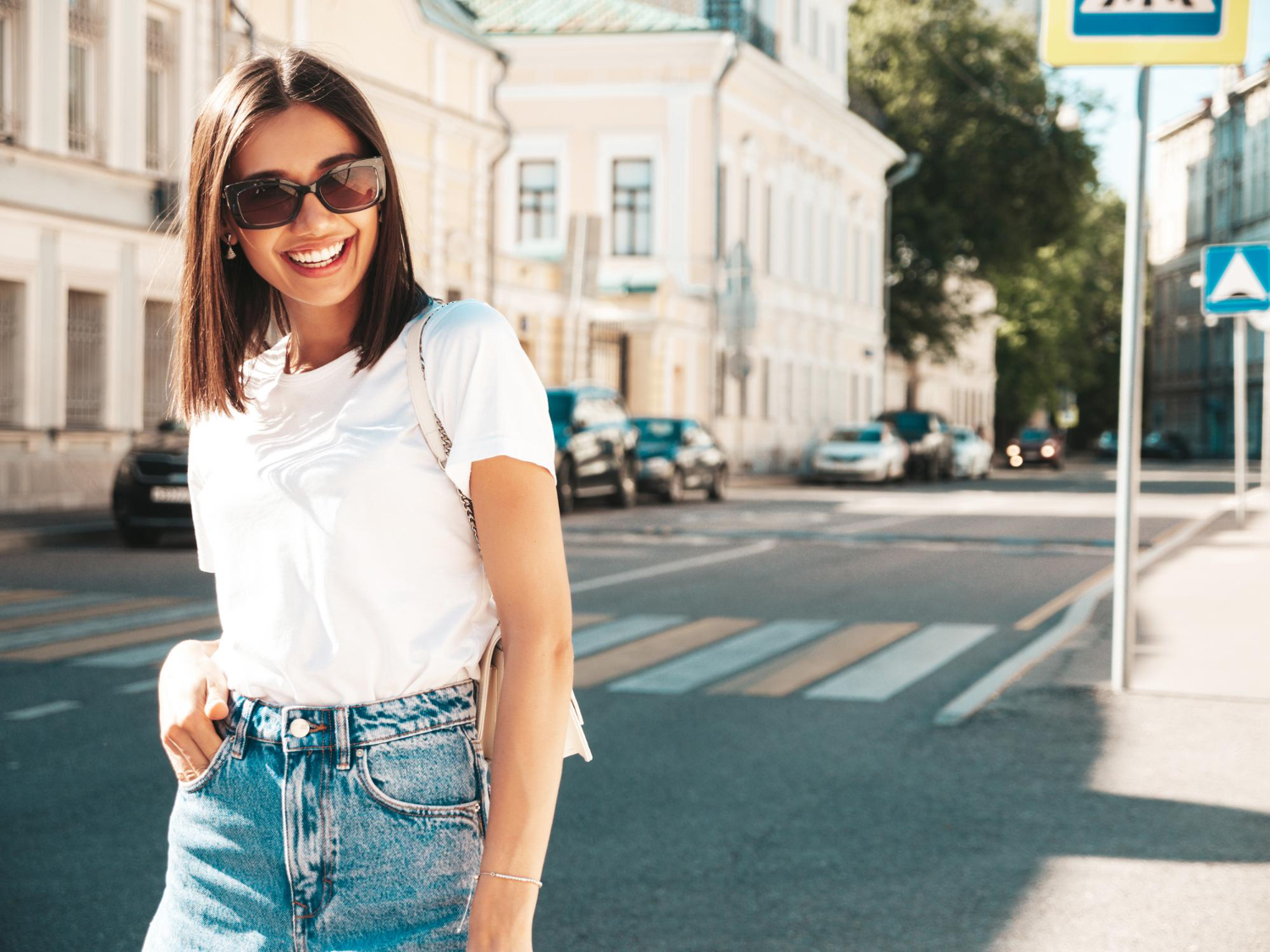 Looks casuais sofisticados: mulher com camiseta branca e jeans em estilo casual chic.