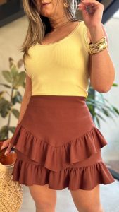Saia babados Telma com regata amarela – look casual moderno Daniele Fazan Saia babados Telma marrom combinada com regata amarela básica, look casual moderno da coleção Daniele Fazan.