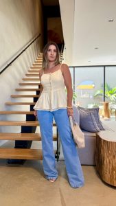 Calça jeans reta azul-claro com modelagem clássica e sofisticada, ideal para looks primavera 2025.
