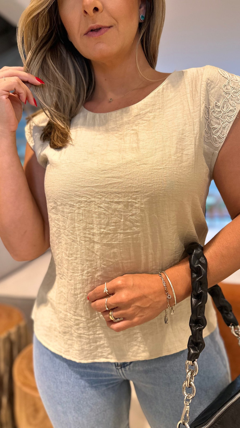 Blusa Básica Detalhe Bordado Mel