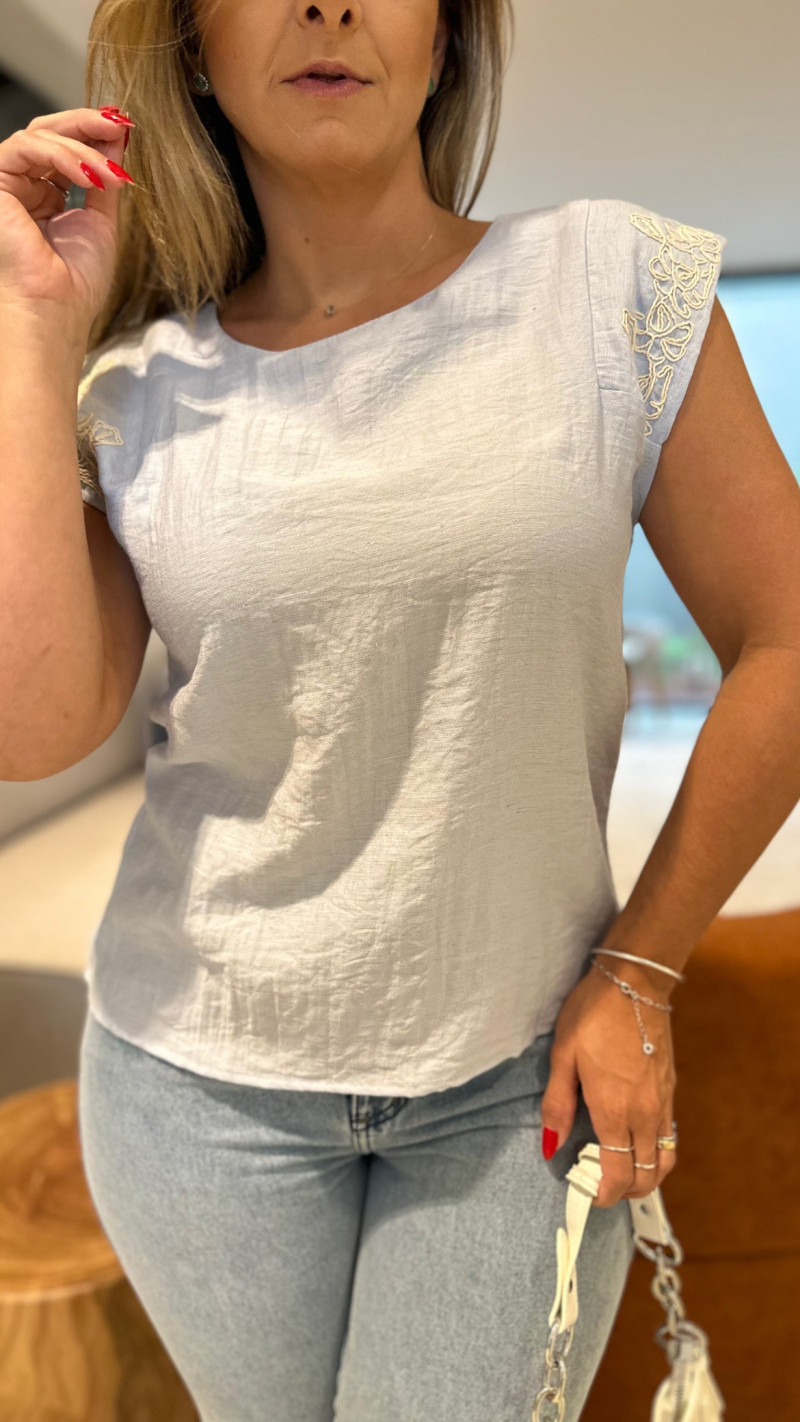 Blusa Básica Detalhe Bordado Mel