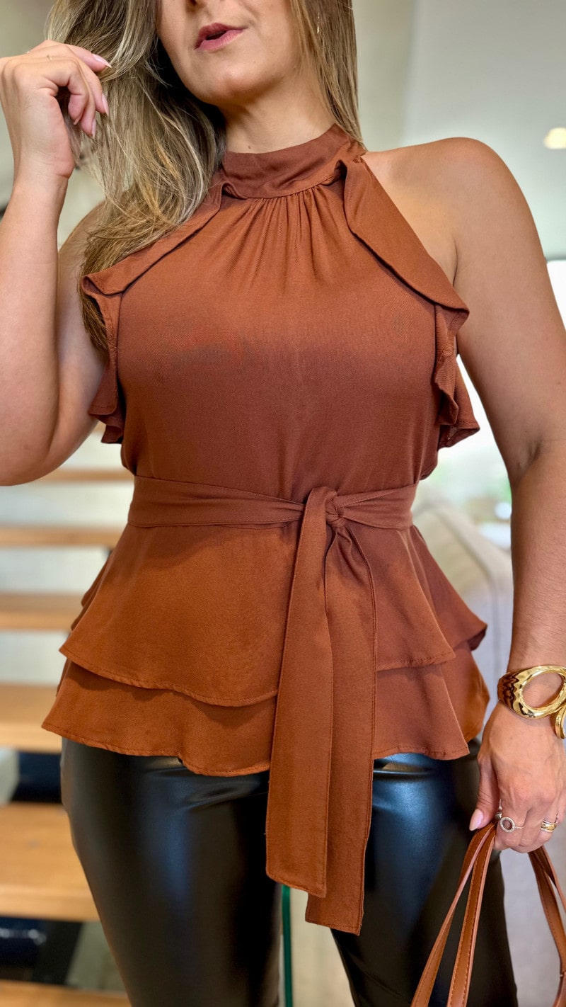 Blusa Gola Alta Detalhe Babados Mia