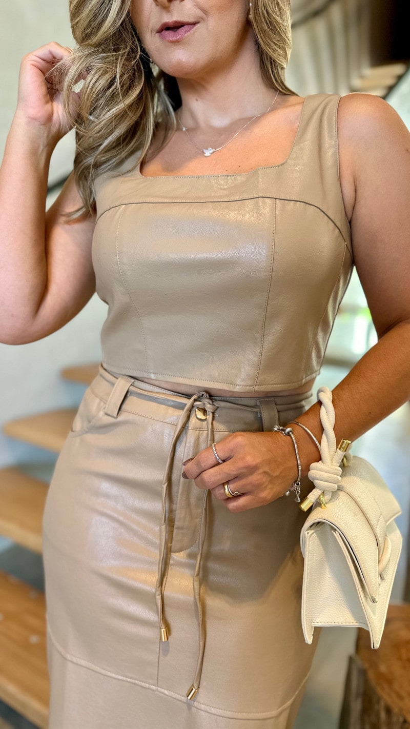 Conjunto Cropped E Saia Midi Couro Sara