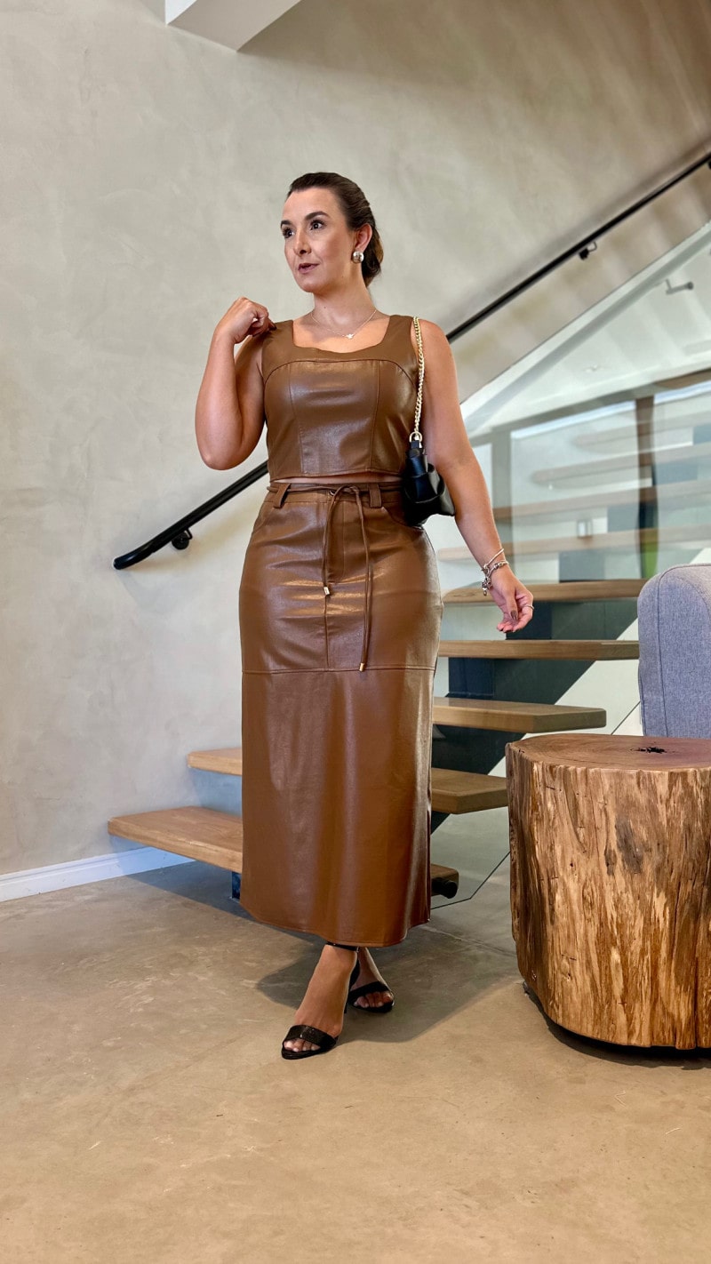 Conjunto Cropped E Saia Midi Couro Sara