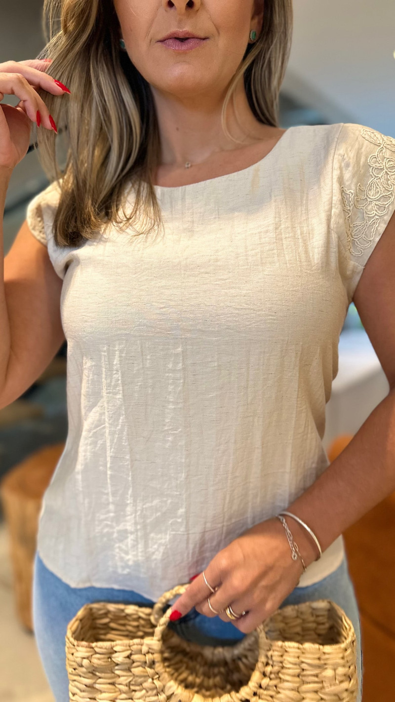 Blusa Básica Detalhe Bordado Mel
