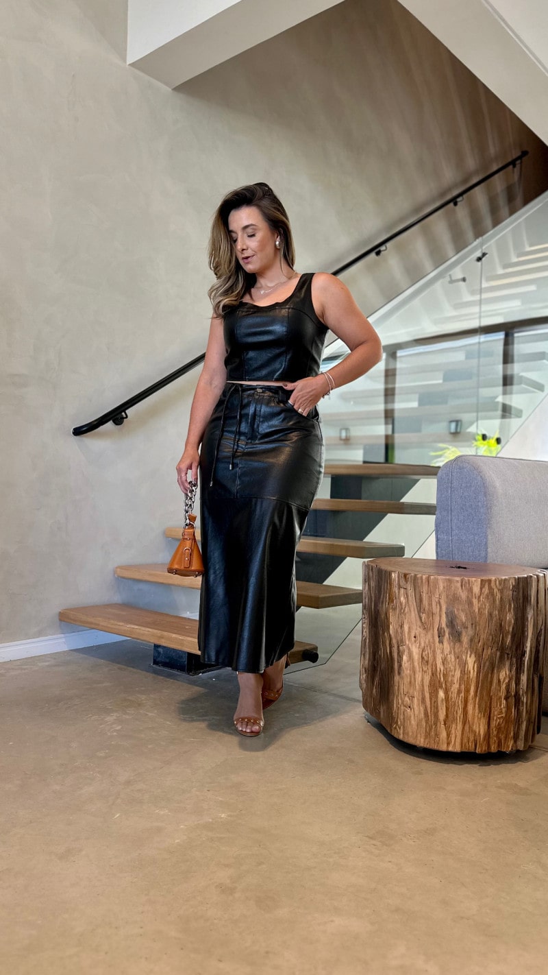 Conjunto Cropped E Saia Midi Couro Sara