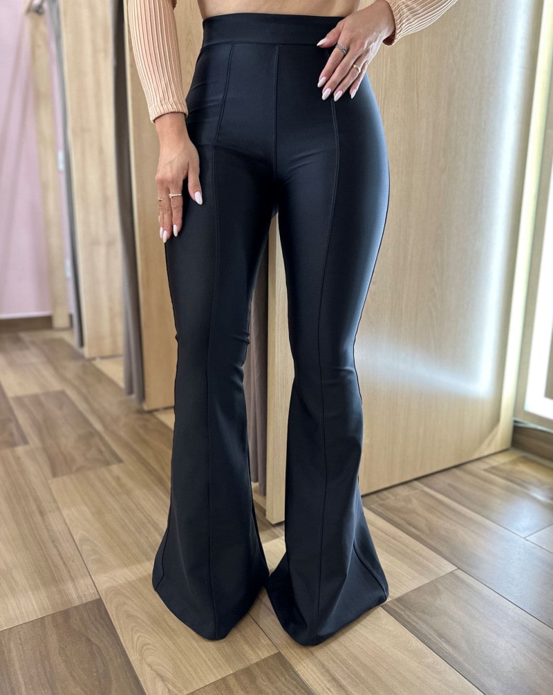 Fotos cheap calça flare