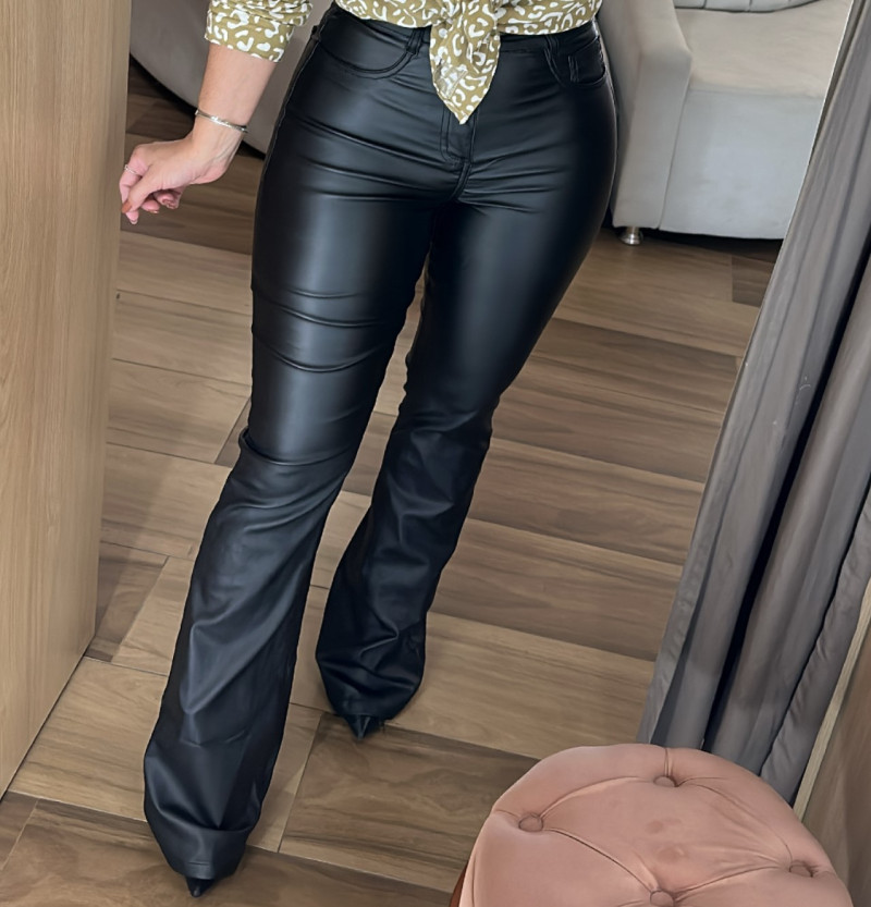 Calça online resinada flare